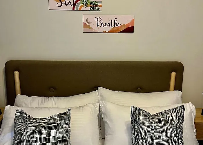 Luxury In Ayala Makati, Air Residences With Balcony Apartment